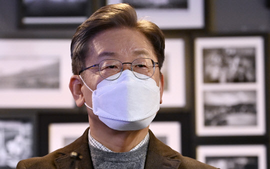 이재명 민주당 대선 후보가 지난달 30일 서울 중구 서울스퀘어에 위치한 기업형 메이커 스페이스 'N15'를 방문해 발언하고 있다. 국회사진기자단=연합뉴스